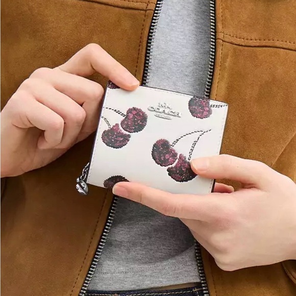 🍒NWT Coach Snap Wallet With Cherry Print!🍒 - Picture 3 of 6